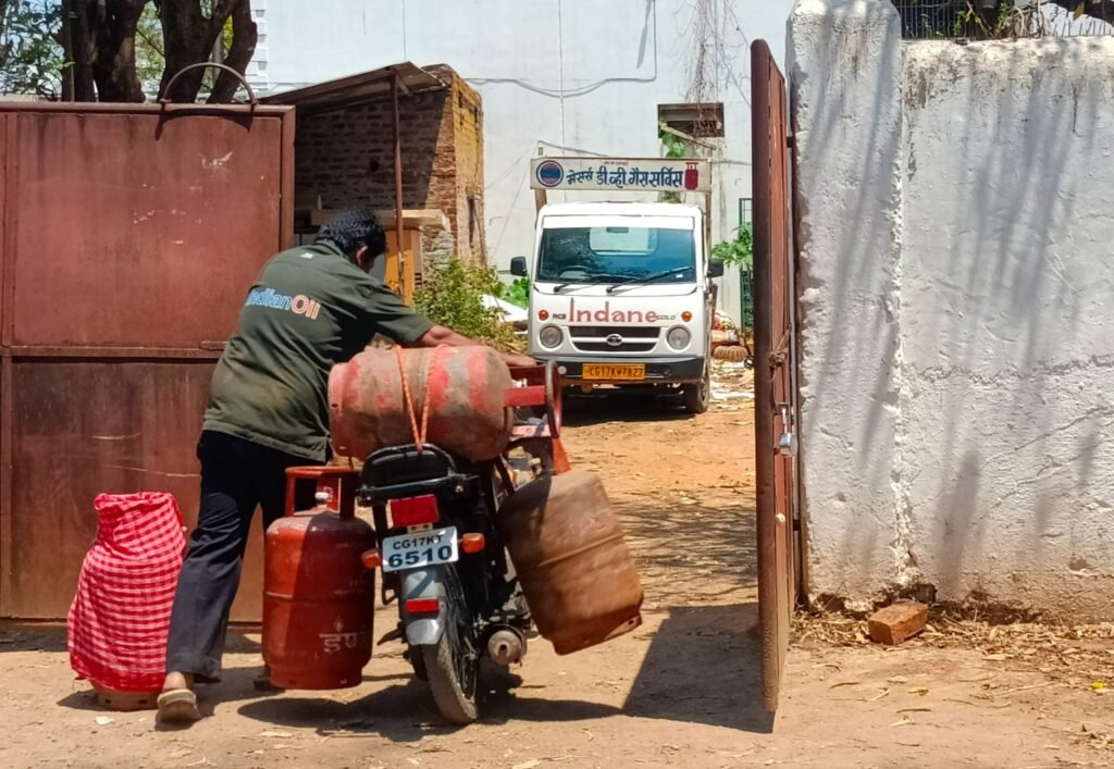 केंद्रीय मंत्री ने बताई वजह क्यों कम की गई उज्ज्वला स्कीम के तहत सिलेंडर्स की संख्या
