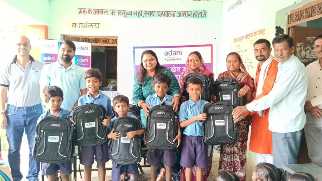 अदाणी फाउंडेशन ने तिल्दा ब्लॉक में 4000 से अधिक विद्यार्थियों को वितरित किए स्कूल बैग