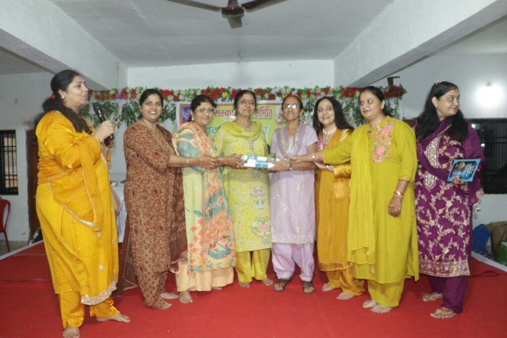 थदड़ी के महापर्व पर छत्तीसगढ़ी लोक गायिका आरू साहू के सुआ गीत पर सिंधी समाज की महिलाओं ने किया सुआ नाच
